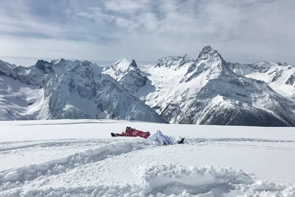 Hembra Joven Acuesta Pista Esquí Nieve Blanca Las Montañas Invierno — Foto de Stock