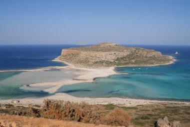 Yunanistan 'ın Girit adasındaki balo gölünün yüksek noktasından görüş. Turistler için ünlü doğa gösterisi yeri. Doğa mucizesi. 