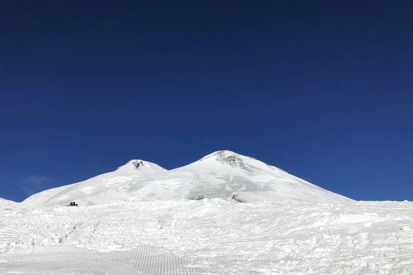 Dos Picos Montaña Elbrus Cáucaso Invierno Fondo Cielo Azul Profundo — Foto de Stock