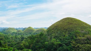 Bohol Adası 'ndaki garip çikolata tepelerinin, Filipinler' in, ünlü manzaranın, doğa mucizesinin yakın görüntüsü. Seyahat kavramı                               