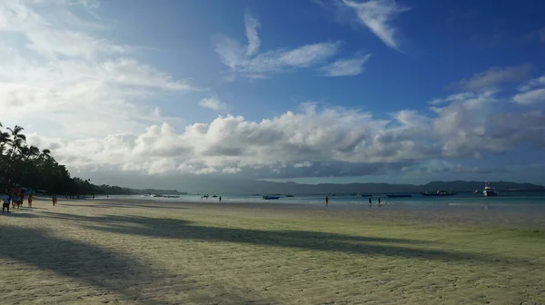 Salida Del Sol Playa Tropical Sombras Nubes Blancas Sobre Arena — Foto de Stock