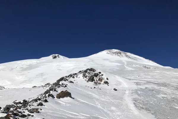 Dos Picos Famosa Montaña Elbrus Cáucaso Invierno Fondo Cielo Azul — Foto de Stock