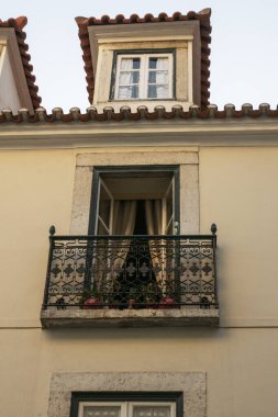 Avrupa 'nın eski bir kasabasında eski bir evin ön cephesinde pencere ve küçük bir balkon açtı. Güzel yerler konseptiyle seyahat etmek