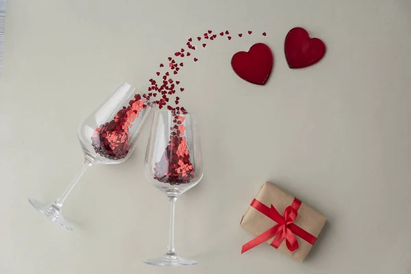 Deux Verres Vin Avec Petit Coeur Rouge Confettis Mousseux Deux — Photo
