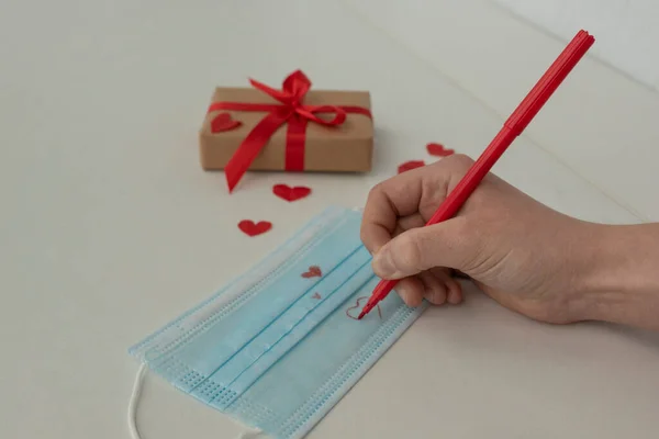 Valentiner Dag Virkelighet Kvinnelig Hånd Tegner Lite Rødt Hjerte Blå – stockfoto