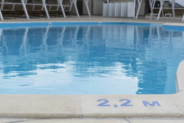 游泳池里有水深几米的迹象 游泳池里有蓝色的水 周围没有人 在水里很安全 — 图库照片