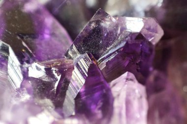Işıl ışıl mor ve mor ametist kristallerinin makro fotoğrafı, yarı değerli mineraller, doğal dokular ve arka planlar, seçici odaklanma