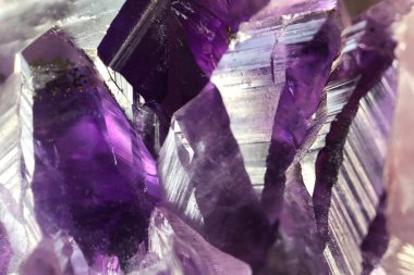 Işıl ışıl mor ve mor ametist kristallerinin makro fotoğrafı, yarı değerli mineraller, doğal dokular ve arka planlar, seçici odaklanma
