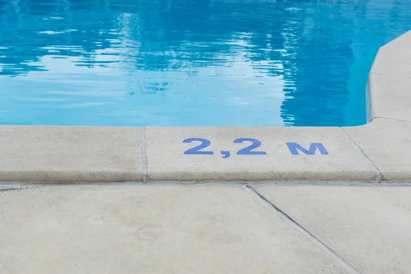 Dígitos Azuis Letra Como Sinal Profundidade Metros Piscina Piscina Profunda — Fotografia de Stock