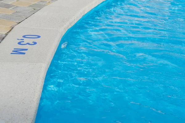 游泳池内水深水深 浅水儿童游泳池 周围无人 水上安全等标志的特写图像 — 图库照片