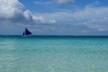 Turkuaz güzel deniz ve yelkenli ufuk çizgisi bulutlu mavi gökyüzü, kopyalama uzayı. Cennet adasına gidiyorum. Duvar Kağıdı.                              