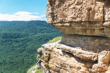 Plce 'a Kafkasya' da Kartal Rafı deniyor. Kafkasya dağlarının zirvesinde yüksek irtifada kayaların üzerindeki patika. Güzel yerlerde seyahat etmek..