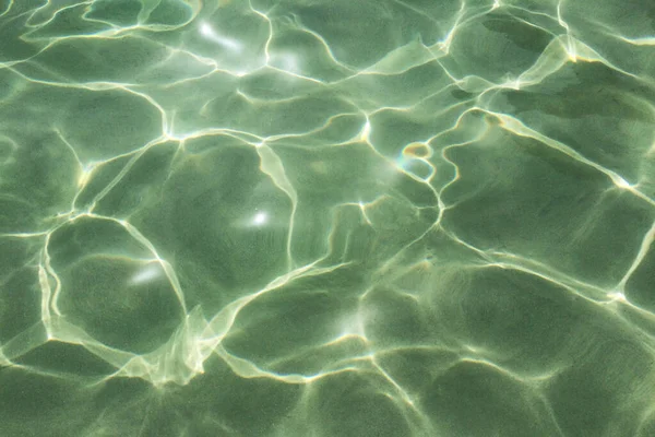 Bakgrund Transparent Rent Havsvatten Med Gnistrande Solstrålar Genom Vatten Kopiera — Stockfoto