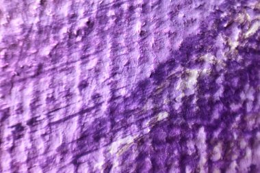 Parlak menekşe ve beyaz yağlı boya resminin makro görüntüsü, seçici odaklanma, kopyalama alanı. Yağlı boyalı kumaş, soyut arkaplan.