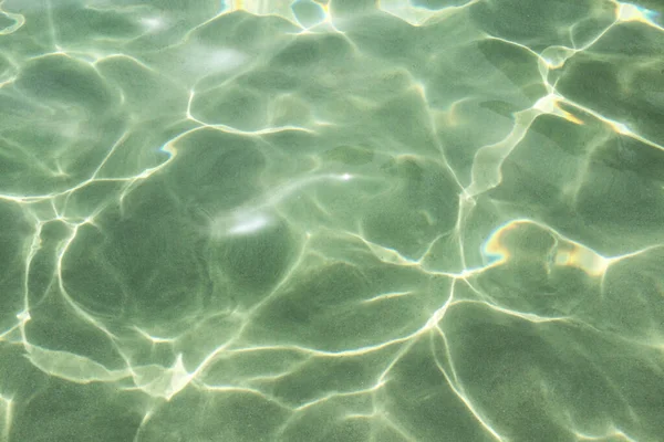 Naturlig Bakgrund Transparent Klart Havsvatten Med Skimrande Solstrålar Genom Vatten — Stockfoto