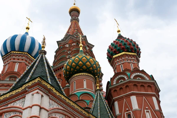 莫斯科红场著名的圣巴西尔主教座堂的底景 明亮的圆顶 俄罗斯红色正方形的符号 可辨认的地标 旅行概念 — 图库照片