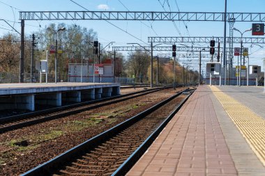 Boş demiryolları ve tren istasyonları, rayların perspektifi, tren gelmeye hazır, demiryolu altyapısı.