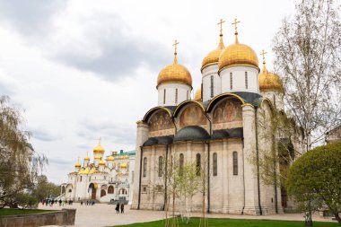 Kremlin Moskova 'daki Sobornaya meydanında altın kubbeli katedrallerin görüntüsünü kapatın. Tarihi kiliselerin görkemli antik mimarisi, Moskova 'daki ünlü turistik yerler..