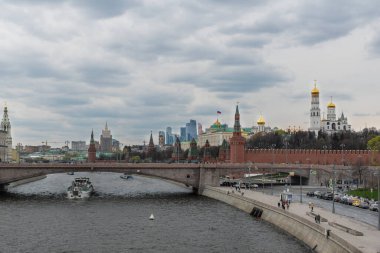 Moskova merkezinin panoramik manzarası, ünlü Moskova manzarası Kremlin, katedraller, Moskova City gökdelenleri, nehir ve set. Ünlü turistik mekanların manzara manzarası..