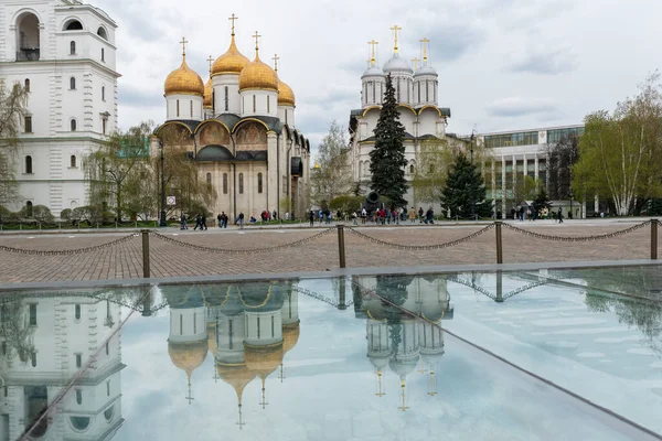 克里姆林宫莫斯科索伯纳亚广场上金黄色圆顶的火锅及其倒影 宏伟的古代历史教堂建筑 莫斯科著名的旅游胜地 — 图库照片