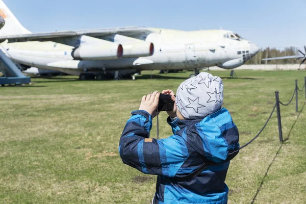 Niño Sosteniendo Cámara Tomando Fotos Viejos Aviones Descompuestos Museo Aire —  Fotos de Stock