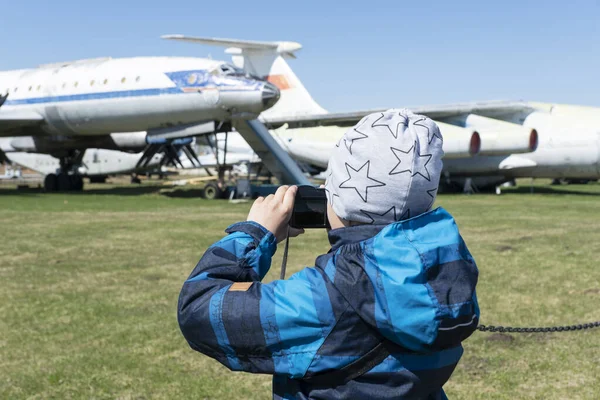 Rapaz Com Câmara Está Tirar Fotos Velhos Aviões Descomissionados Que — Fotografia de Stock