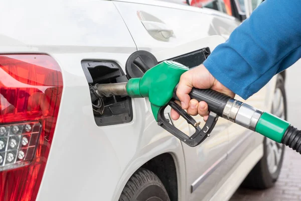 Benzin Dizel Yakıt Ikmali Sırasında Adamın Elinde Yeşil Benzin Pompası Stok Fotoğraf