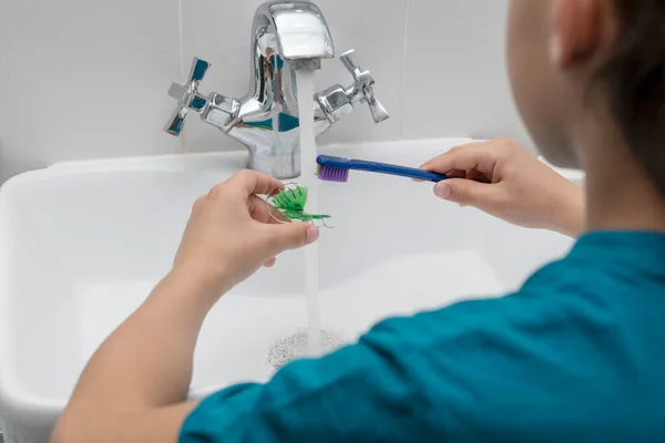 Niño Está Limpiando Sus Placas Ortodoncia Dental Con Cepillo Dientes — Foto de Stock