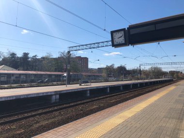 Yazın boş tren istasyonu ve tren istasyonu. Kalkış ve varış noktası. Seyahat konsepti.