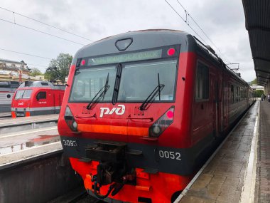 RUSSIA, KISLOVODSK - 09 Mayıs 2021: Tren istasyonundaki platformda duran Rus Demiryolları 'nın kırmızı tren lokomotifinin görüntüsü.
