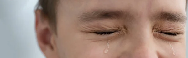 Dem Jungen Kullern Tränen Über Die Wangen Seine Augen Sind — Stockfoto