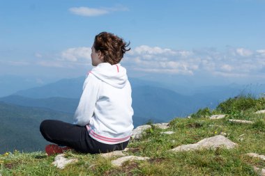 Spor manastırındaki genç bayanın görüntüsü yeşil yaz dağlarının zirvesinde, fotokopi uzayı. Güzel doğada rahatlama..
