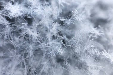 Kar tanelerinin makro görüntüsünden doğal arkaplan, metin için kopyalama alanı. Karlı soğuk kış.