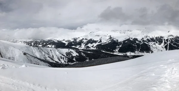 Panoramisch Uitzicht Winterbergen Besneeuwde Toppen Bewolkte Lucht Hoge Bergen Natuurlijke — Stockfoto