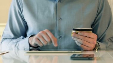 Online alışveriş için kredi kartı ve Tablet kullanarak