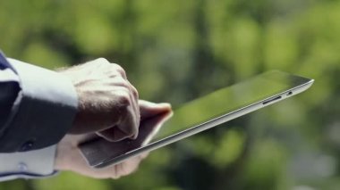 Yakın çekim adam parkta tablet kullanma