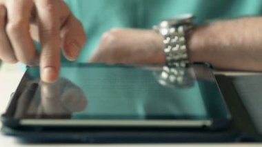 Soyut Man okuma tablet yakından 