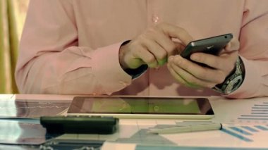 İşadamı smartphone ve Tablet ile çalışma 
