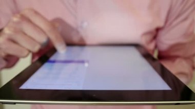 Closeup erkekler aramalar iletileri Ipad üzerinde