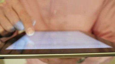 Erkek eli tablet Touchpad kullanarak kapatın