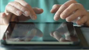 Yakın çekim yazarak Ipad bilgisayar oturma üstünde soyut 