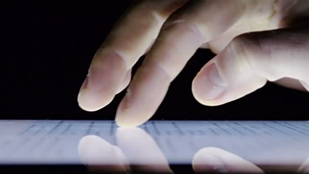 Ο άνθρωπος χέρι χρησιμοποιώντας την οθόνη αφής δισκίο σε μαύρο φόντο — Αρχείο Βίντεο