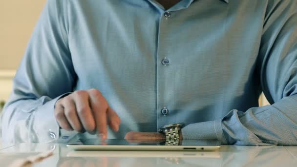 Fermer Homme utilisant une tablette — Video