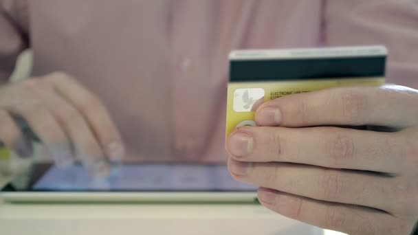 Zakupy Online z karty kredytowej na Tablet — Wideo stockowe