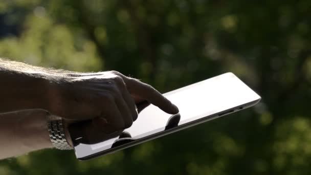 Εσωτερικη άνθρωπος χέρι χρησιμοποιώντας Touchpad σε εξωτερικούς χώρους — Αρχείο Βίντεο