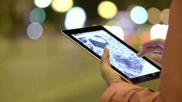 Женщина ищет карту города на планшете — стоковое видео