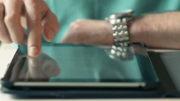 Аннотация Close Up Man Reading On Tablet — стоковое видео