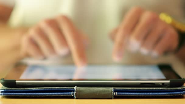 Abstrato Close-Up mão digitando em Tablet Ipad — Vídeo de Stock