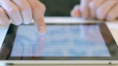 Tablet bilgisayarda adam okuma kadar kapatın