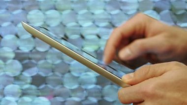  Erkek el kullanarak Touchpad 